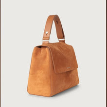 Carica l'immagine nel visualizzatore di Gallery, Borsa a spalla media Sveva Naif in suede con tracolla colore ambra