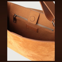 Carica l'immagine nel visualizzatore di Gallery, Borsa a spalla media Sveva Naif in suede con tracolla colore ambra